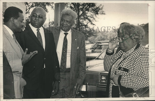 1989, Representatives talk at lunch recess after bribery trial - Historic Images