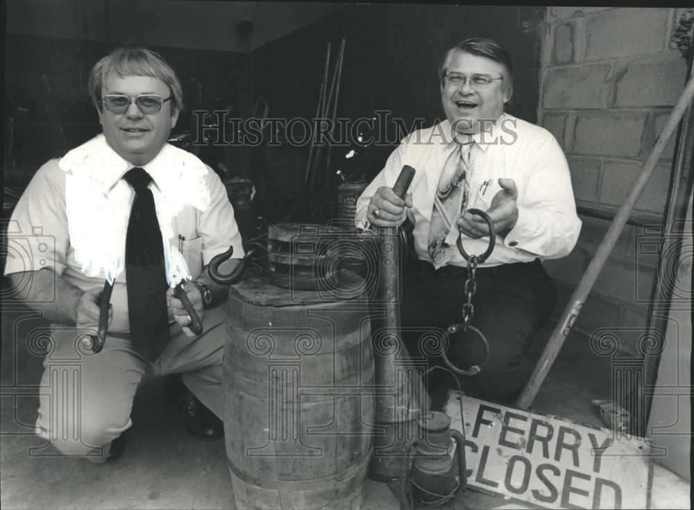 1977, Richard Straub and Commissioner Chriss Doss with auction items - Historic Images