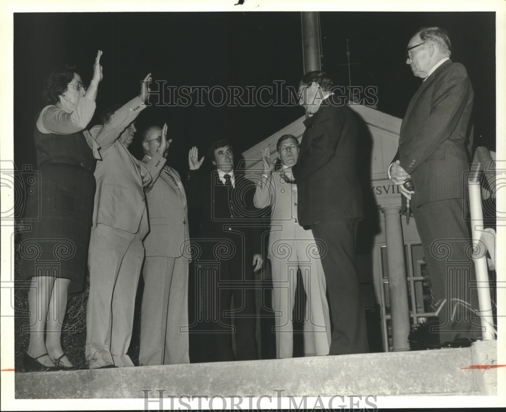 1980 Circuit Judge Dan Rogers swearing in City Council Members - Historic Images