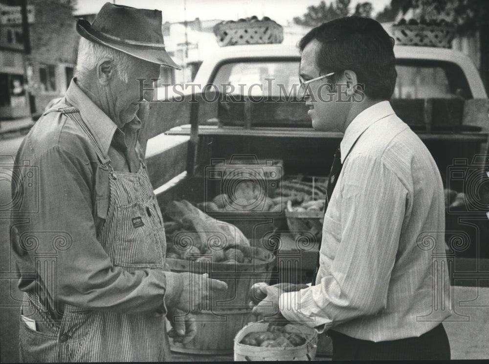 1978 Senatorial Candidate Donald Stewart with J. T. Lynch and fruit - Historic Images