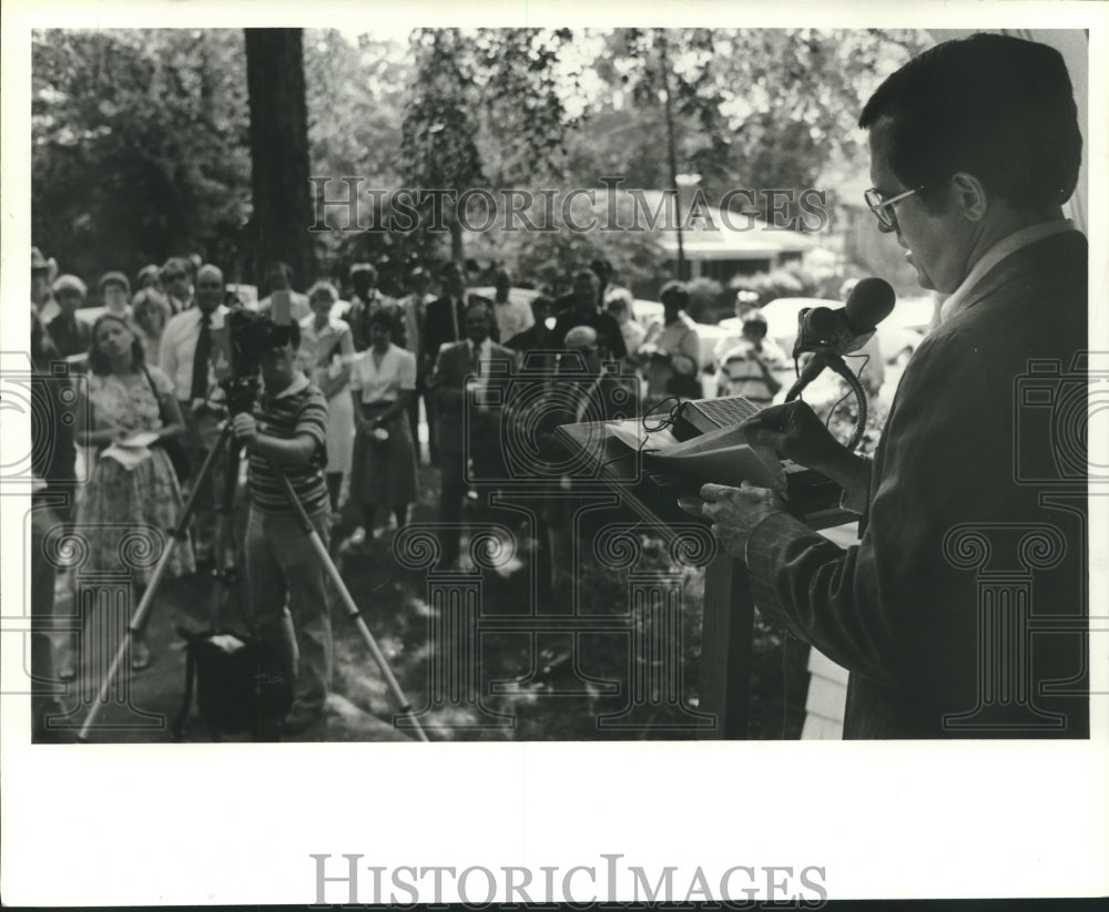 1980 Senator Donald Stewart speaks to Supporters in campaign race - Historic Images
