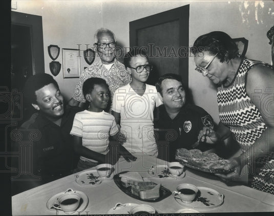 1978, Police officers visit Gordon home in Pratt City for meal - Historic Images