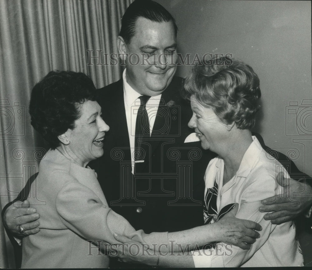 1968 Press Photo Alumni of Shades Cahaba High School embrace - abna41227 - Historic Images