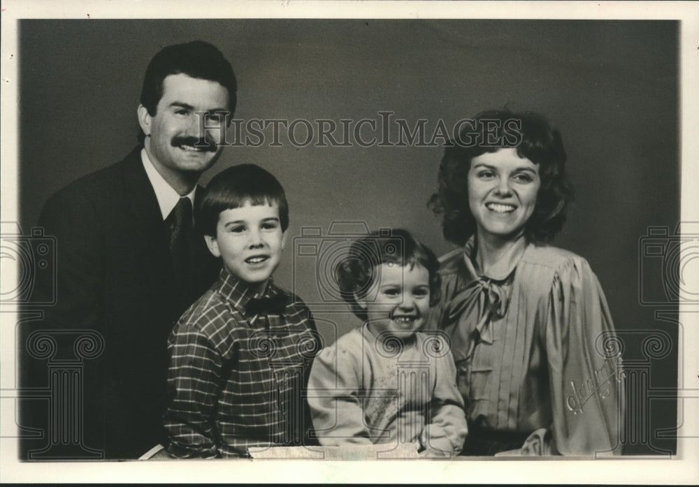 1987 Press Photo Jerry Tracey & family, Meteorologist, Channel 13, Alabama - Historic Images