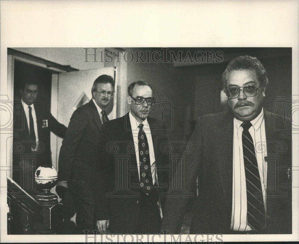 1990 Press Photo William Slagle Leaving Courthouse - abna41257 - Historic Images