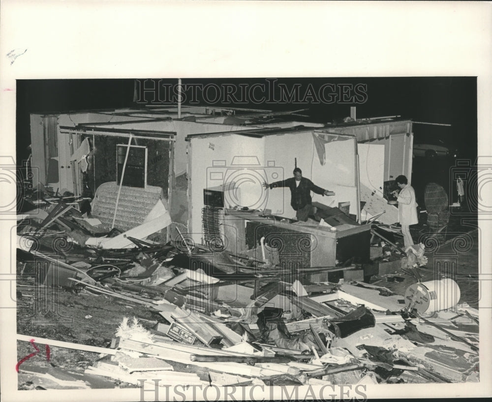 1988 Press Photo Don Price helps fiance with tornado damaged home in Alabama - Historic Images