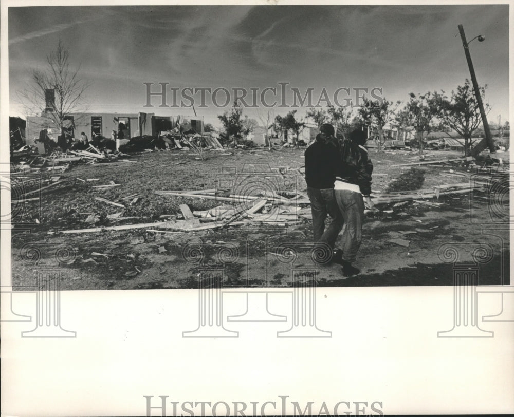 1988 Press Photo Alan Samps, whose home was destroyed by tornado in Alabama - Historic Images