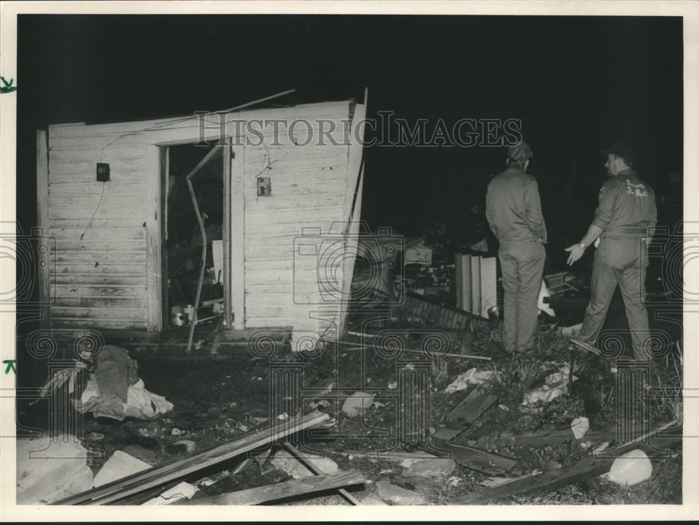 1989 Press Photo people look at tornado damage in Clay County, Alabama - Historic Images