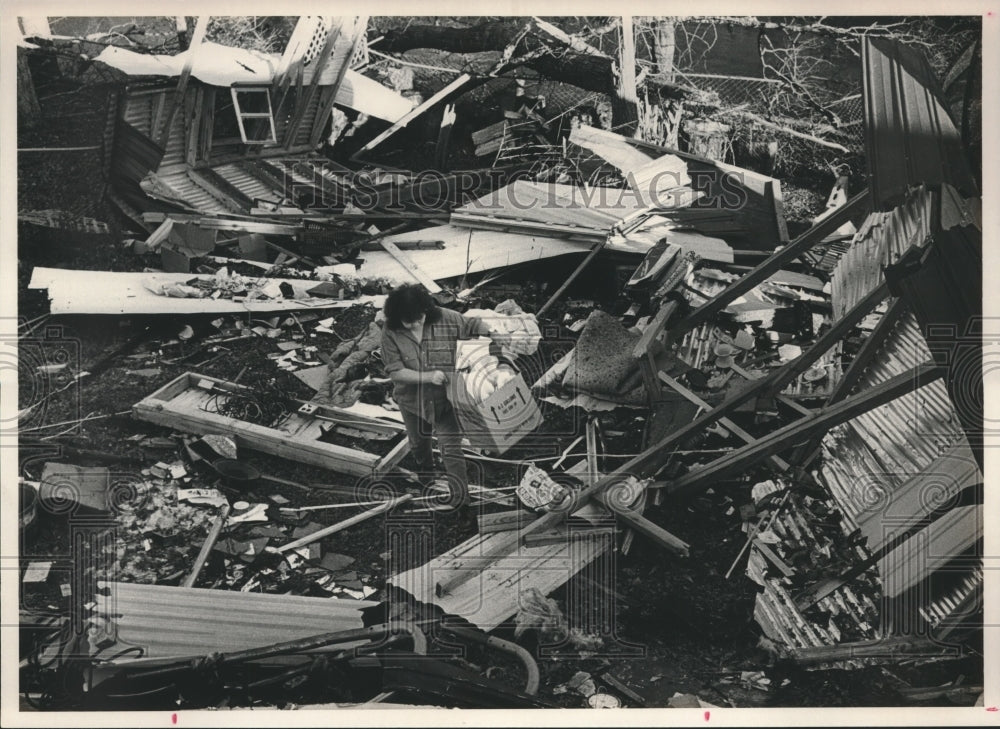 1990 Press Photo Kim McClain sifts through tornado damage in Pelham, Alabama - Historic Images