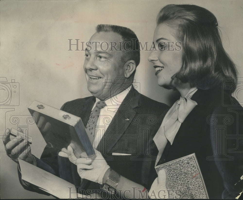 1960 Press Photo J. T. Waggoner Exchanges Gifts, Bettianne Fisch, New York City - Historic Images