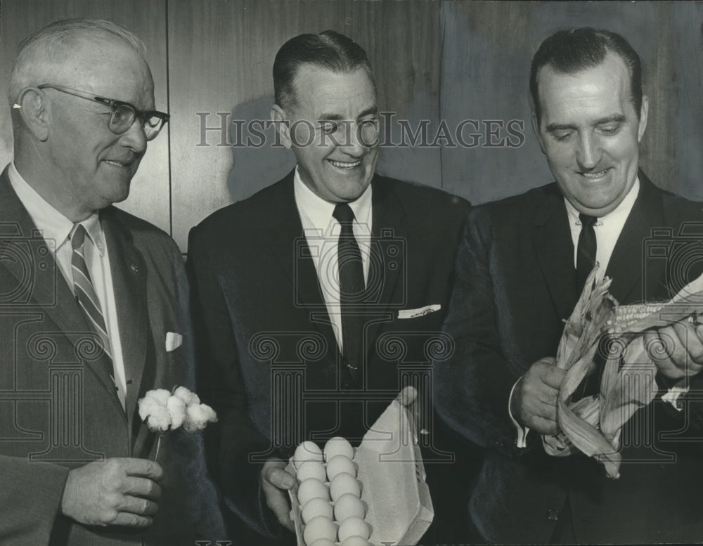 1961 Press Photo Farmers Meet Show Products to Birmingham Mayor Art Hanes-Historic Images