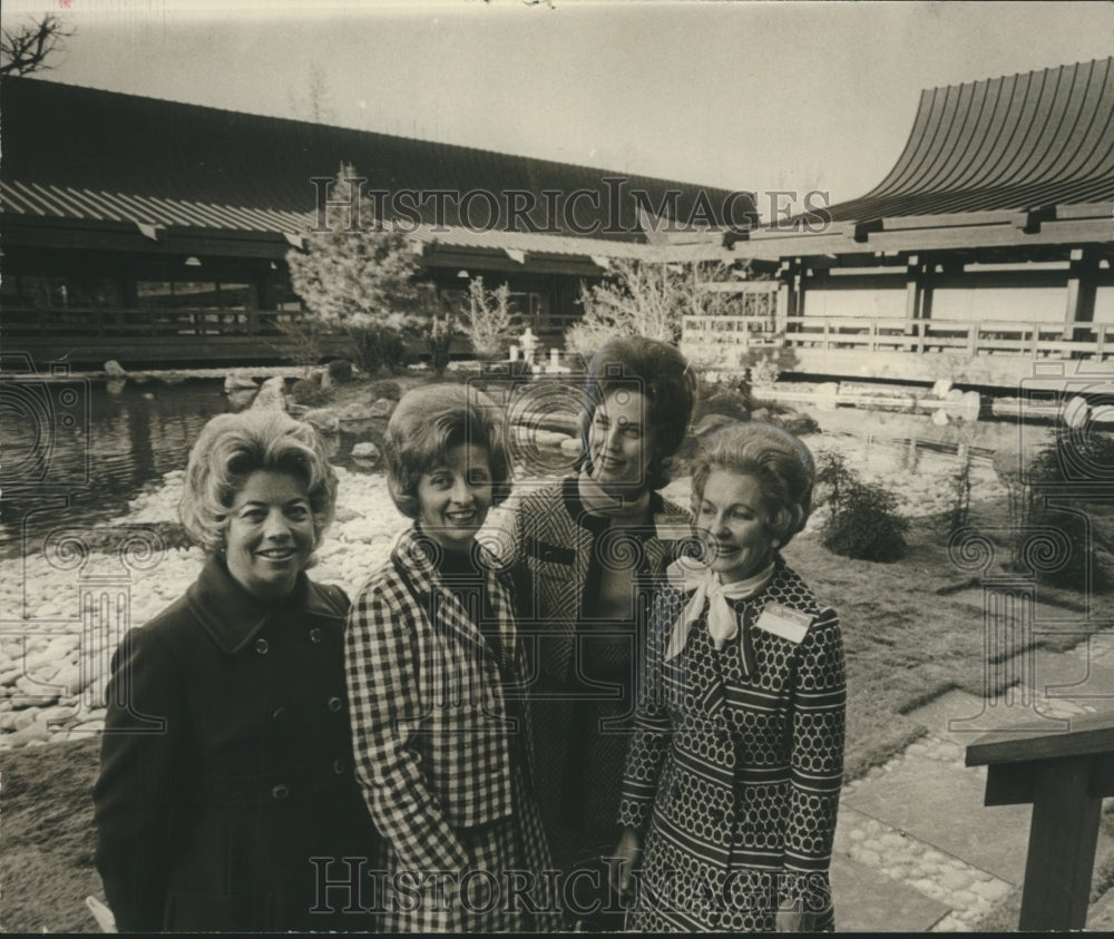 1972 Press Photo Associated Industries of Alabama Wives Tour Gulf States Paper - Historic Images