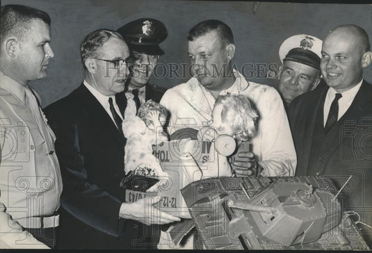 1964 Press Photo Mayor Boutwell and marines get into toy time spirit, Birmingham - Historic Images