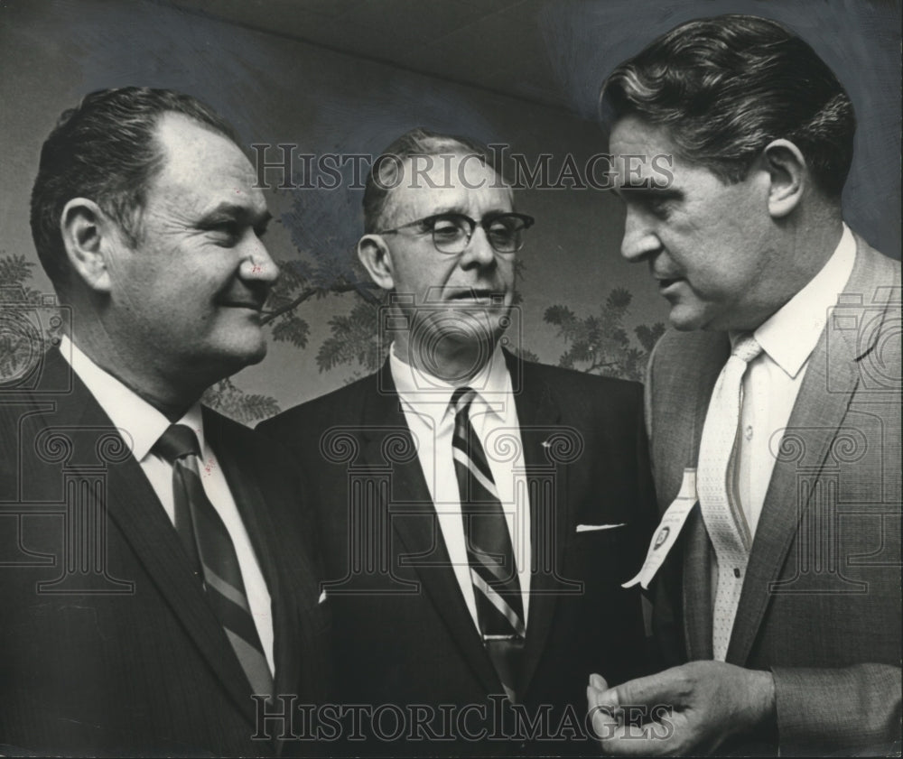 1966 Press Photo Mayor Boutwell, others at municipal leaders meeting, Birmingham - Historic Images