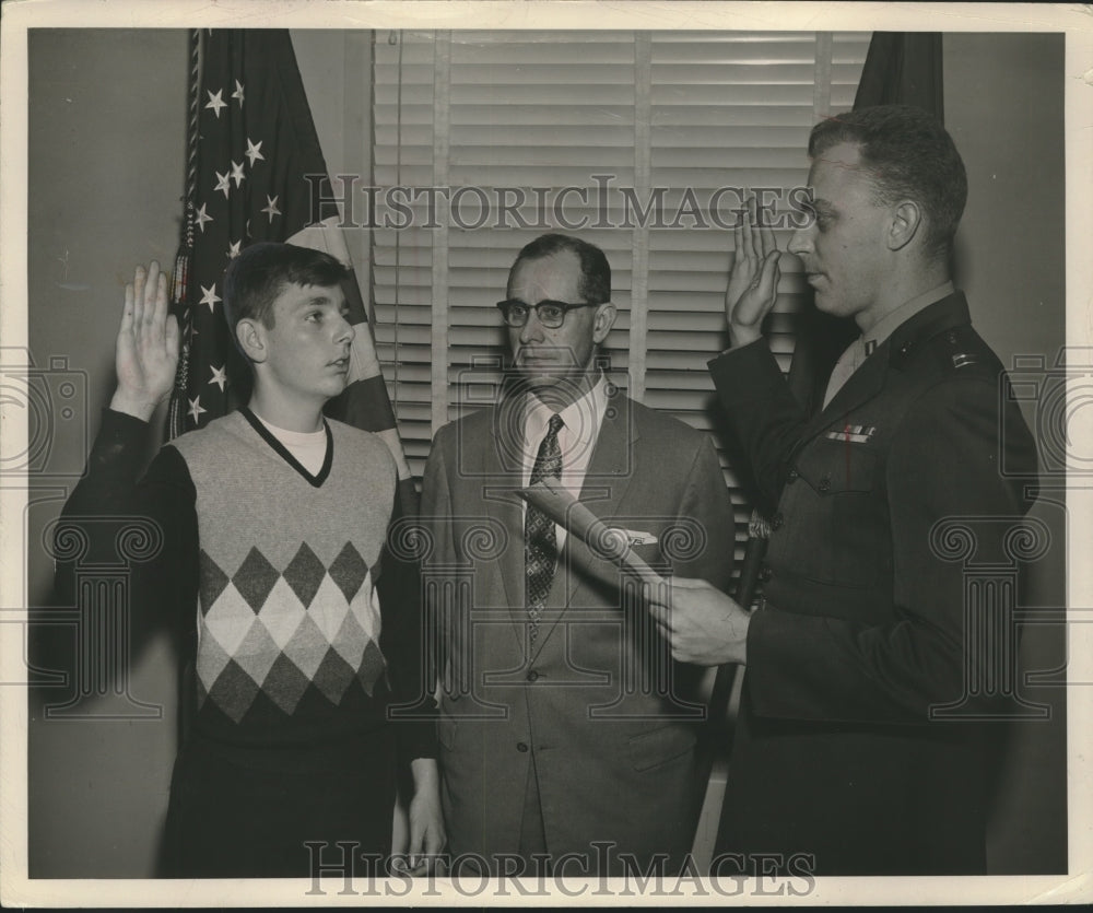 1957 Press Photo Master Sargent Ken Holt, with Senator Boutwell and his son - Historic Images