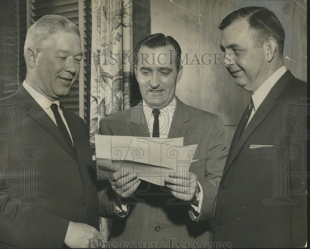 1962, Alabama Gas Corporation pays city tax bill of $434,668.90 - Historic Images
