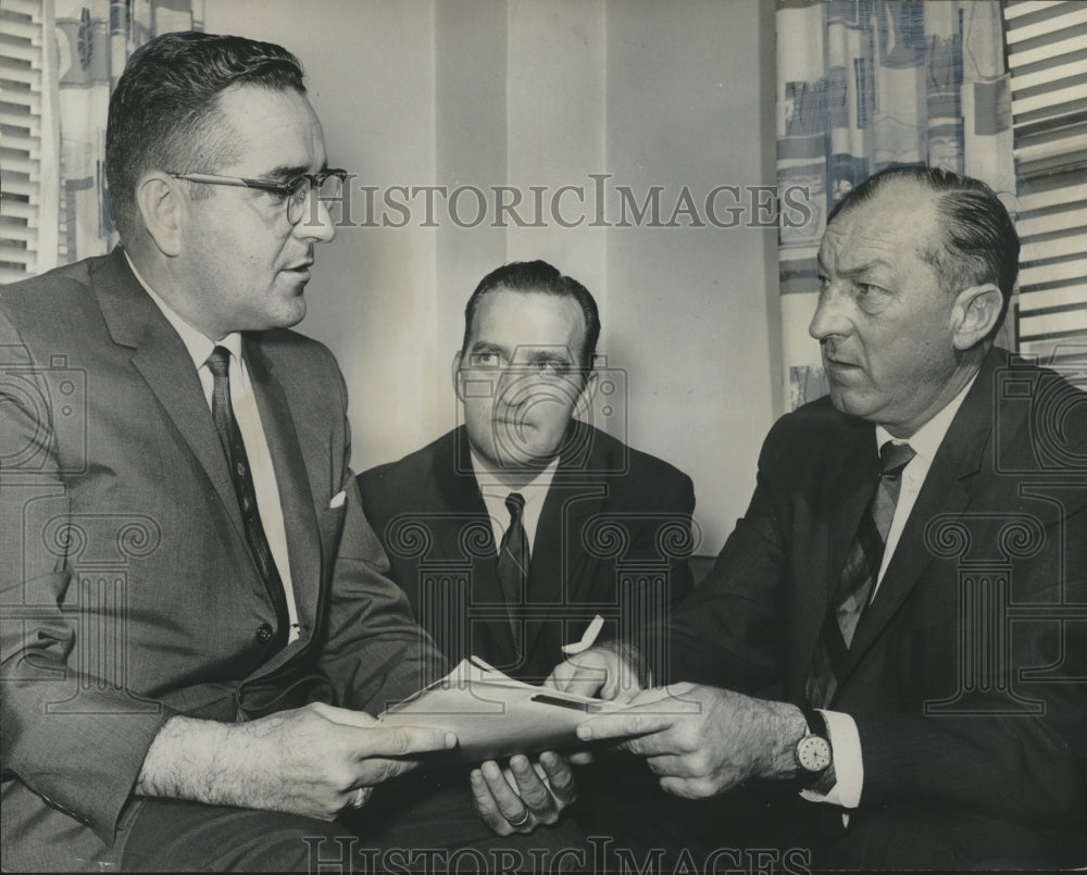 1962 Press Photo Officials discussing new Federal building for Birmingham - Historic Images