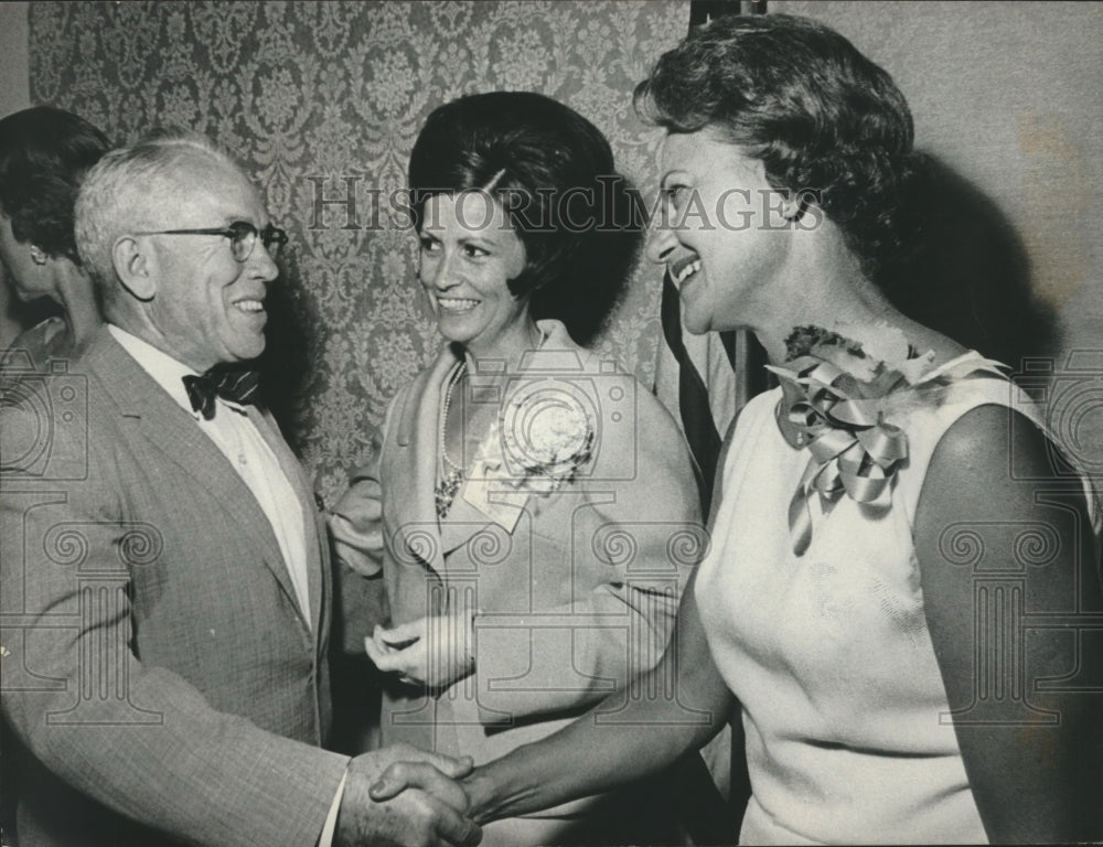 1966 Press Photo Lurleen Wallace greets supporter at reception at Bankhead Hotel - Historic Images