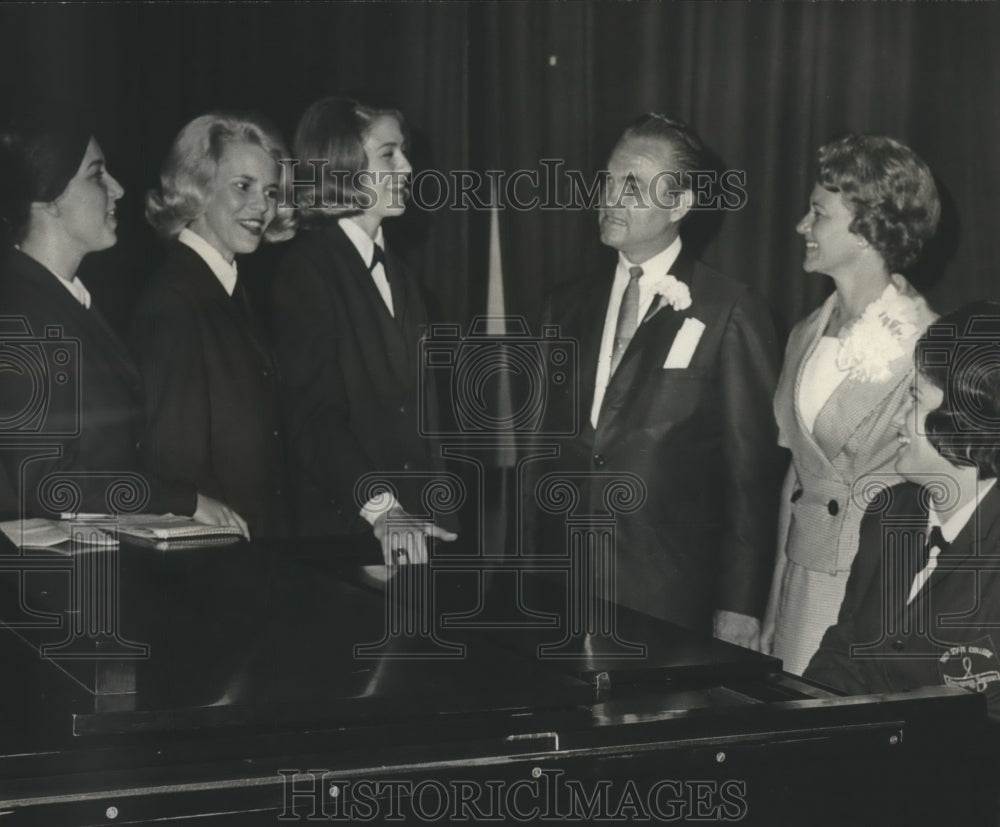 Press Photo Alabama Governor and Mrs. George Wallace with Troy State choir - Historic Images