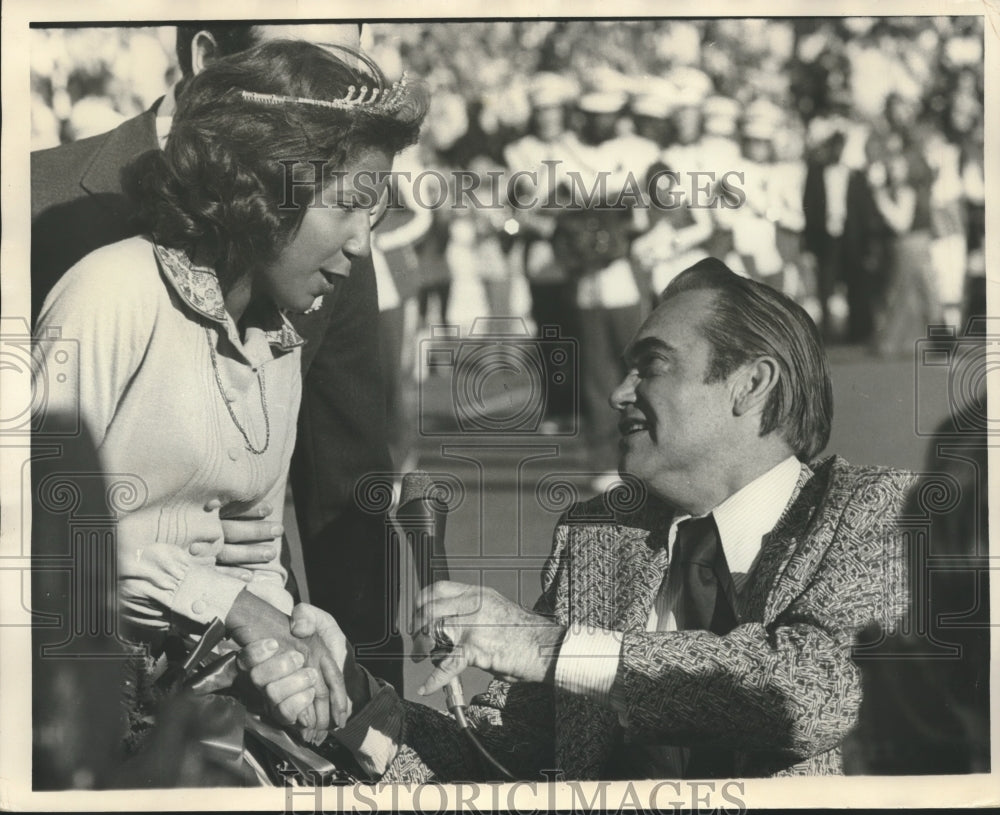 1973 George Wallace, Governor of Alabama, talks to woman - Historic Images