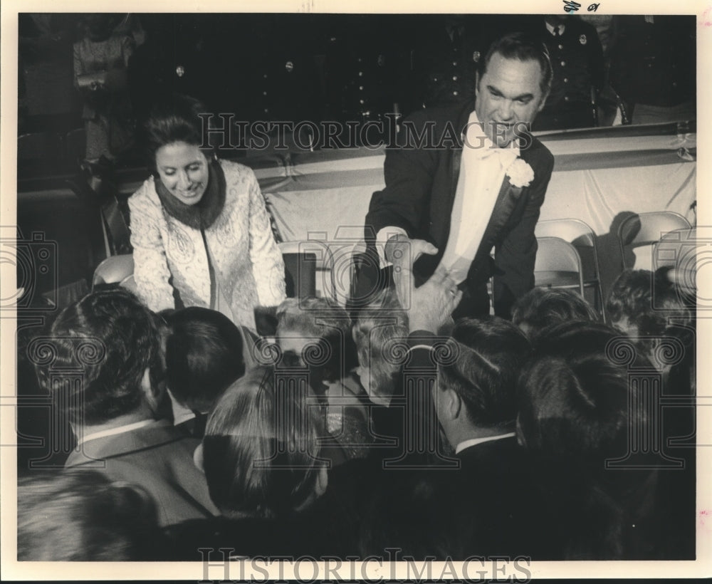 1971 Press Photo George Wallace and Cornelia shake hands at inauguration - Historic Images