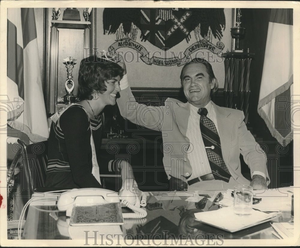 1974 Press Photo Alabama Governor George Wallace with Kathy Smith - abna41388 - Historic Images