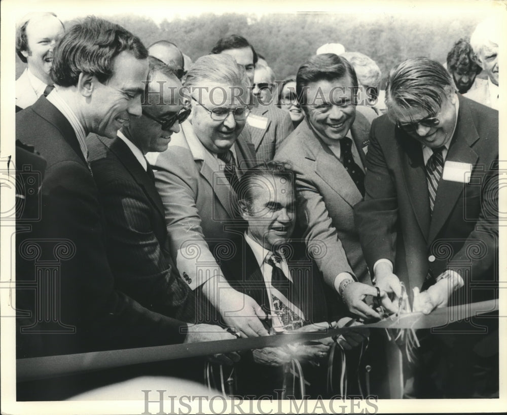 1978 Press Photo Alabama Governor George Wallace at ribbon cutting - abna41389 - Historic Images