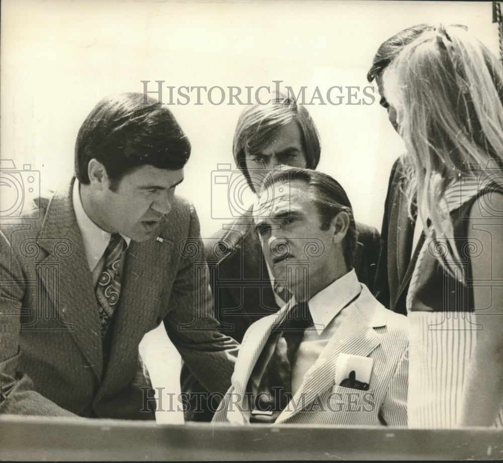 1972 Press Photo Lt. Gov. Beasley and Governor Wallace at Montgomery airport - Historic Images