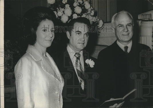1971 George and Cornelia Wallace in church - Historic Images