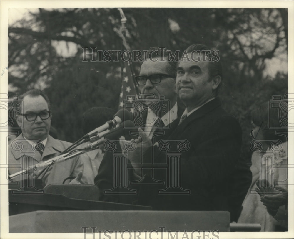 1975, Judge Wallace, Tom Vintrem and George C. Wallace at podium - Historic Images