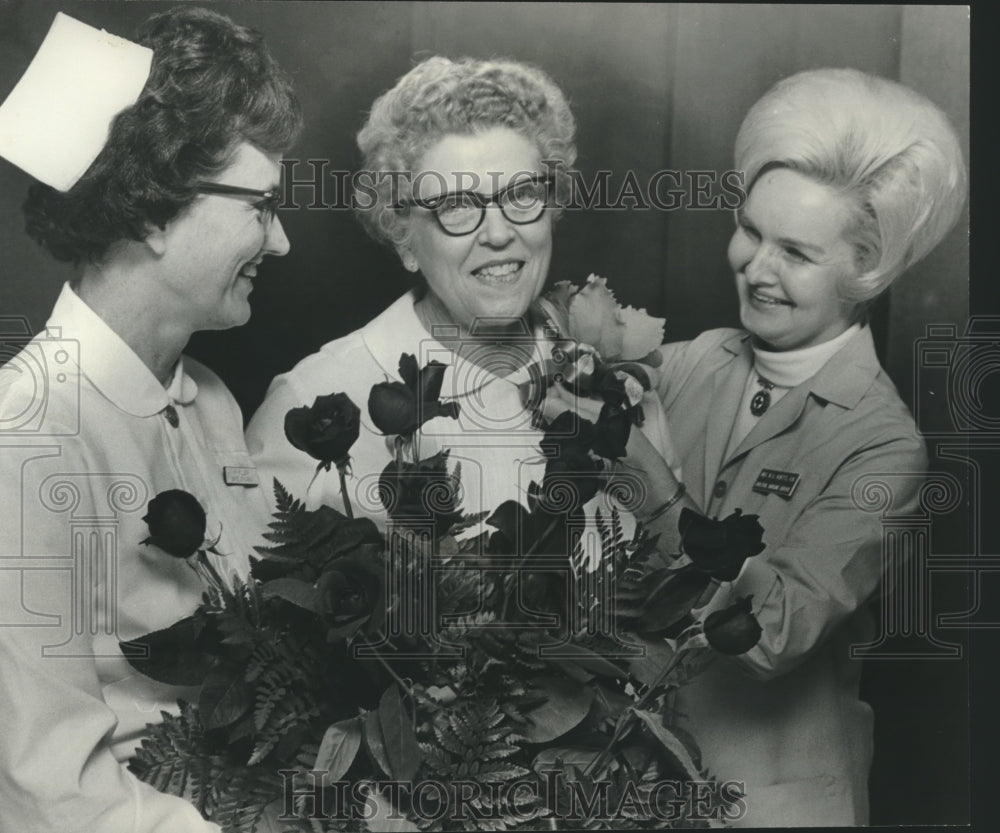 1972 Press Photo Roses and an Orchid for a Winning Nurse, Alabama - abna41452 - Historic Images