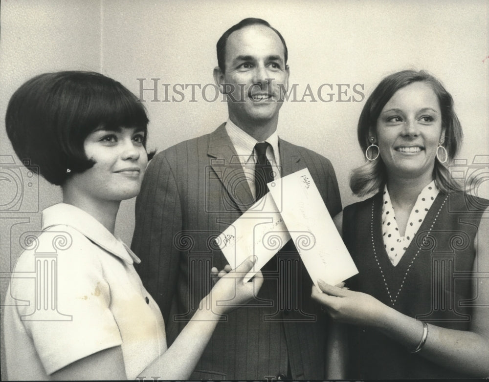 1969 Press Photo Richard Pizitz, Pizitz Department Stores, Awards Scholarships - Historic Images