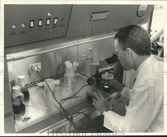 1986, Doctor Thomas Pierce in lab at University of North Alabama - Historic Images