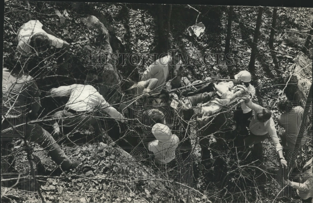 1974 Press Photo Ambulance Workers with David Manning After Bluff Park Robbery - Historic Images