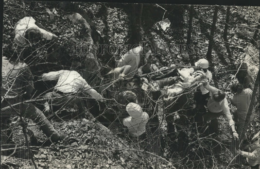 1974 Press Photo Ambulance Workers with David Manning After Bluff Park Robbery - Historic Images