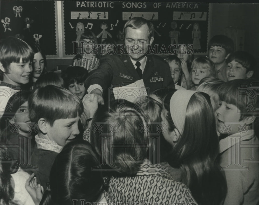 1973 Press Photo Edwin Hawley, Former Prisoner of War, at Shades Mountain School - Historic Images