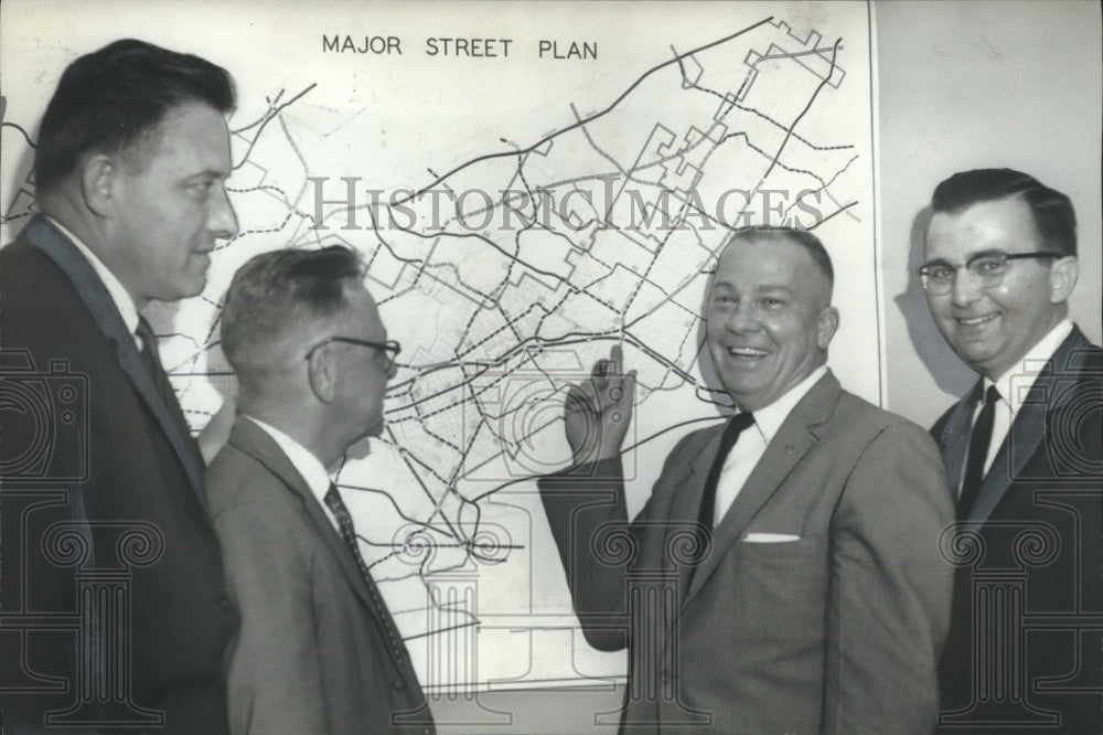 1981 Officials discuss Roebuck Road bottleneck, Alabama - Historic Images