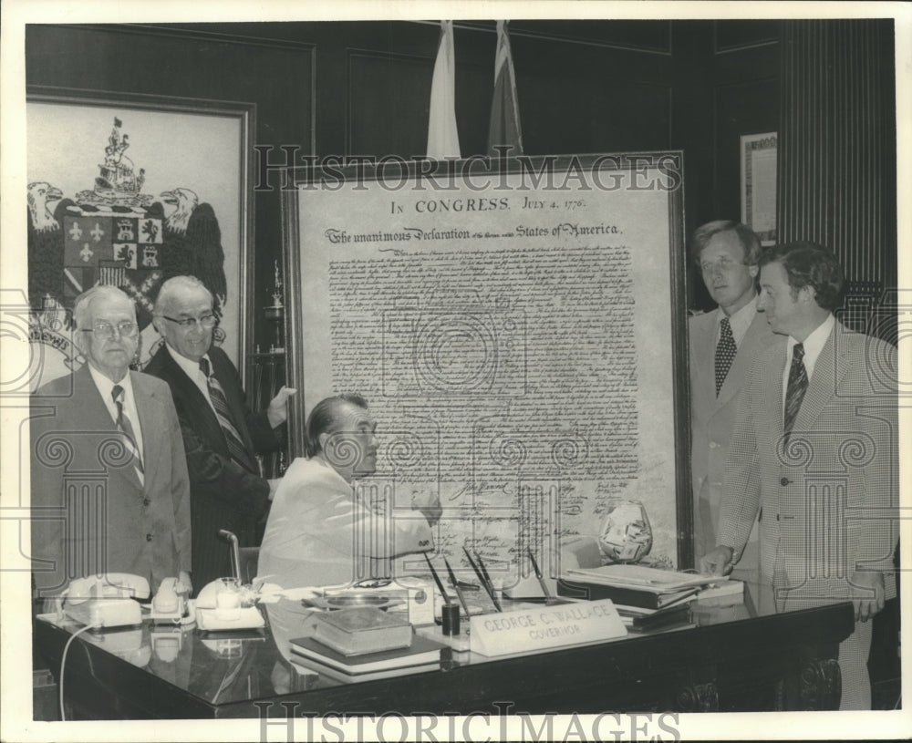 1975 Press Photo Governor George Wallace Signing the Declaration of Independence - Historic Images