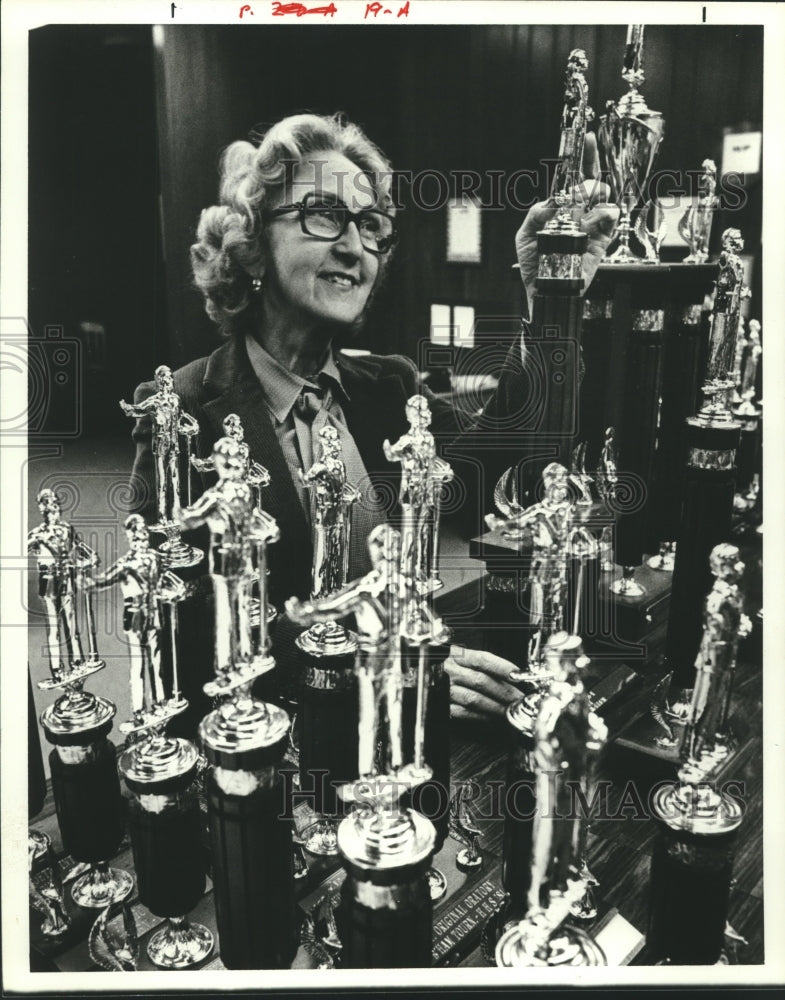 1981 Birmingham debate teacher Penelope Cunningham with trophies - Historic Images