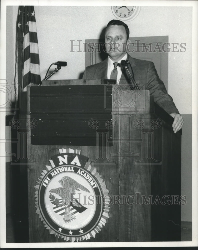 1970 Press Photo Sergeant James Phillips of Tarrant police department at podium - Historic Images