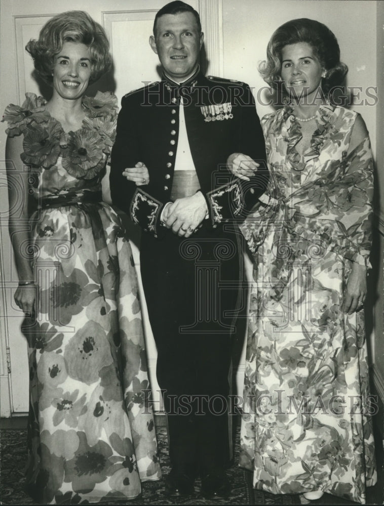 1973 Press Photo Mrs. Richard Bruhn, Mrs. Hansel Peacock, Major Thomas Miller - Historic Images