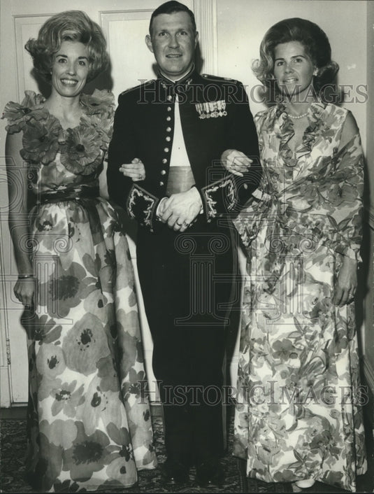 1973 Press Photo Mrs. Richard Bruhn, Mrs. Hansel Peacock, Major Thomas Miller - Historic Images