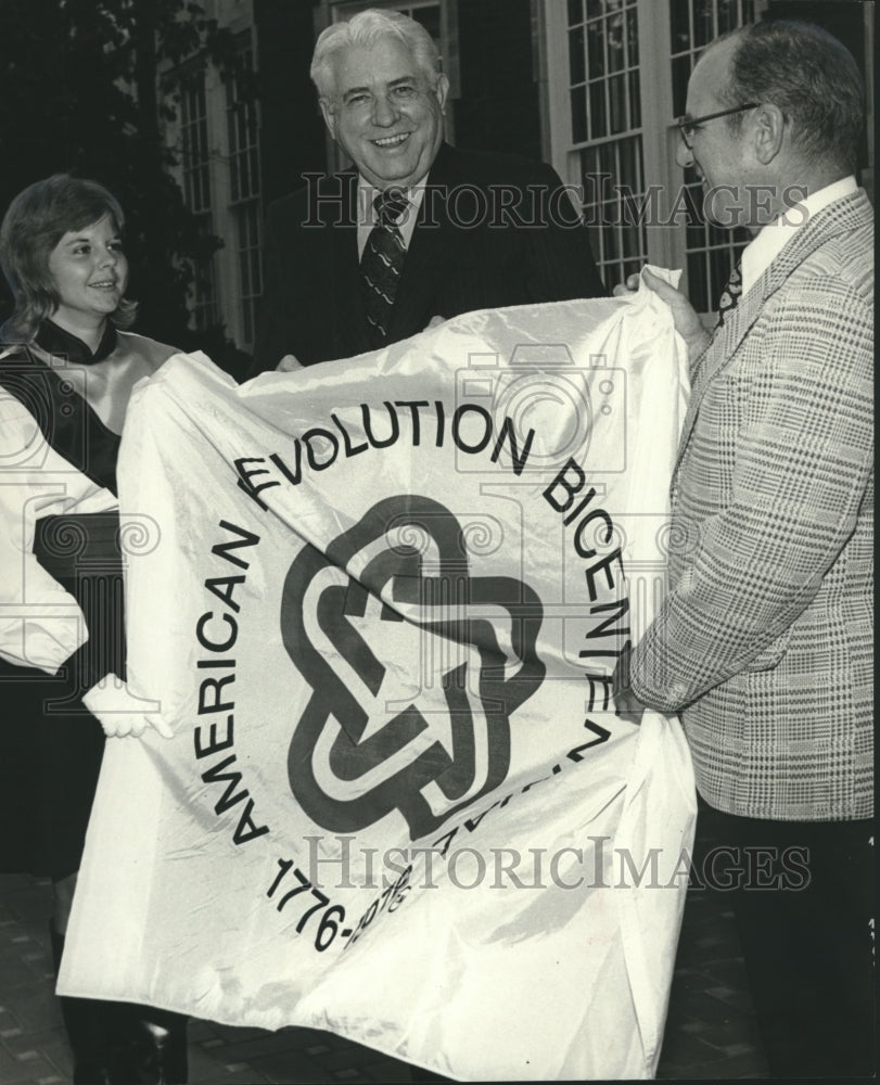 1975 Press Photo Ernest Stone, with others holding a Bicentennial Flag, Alabama - Historic Images