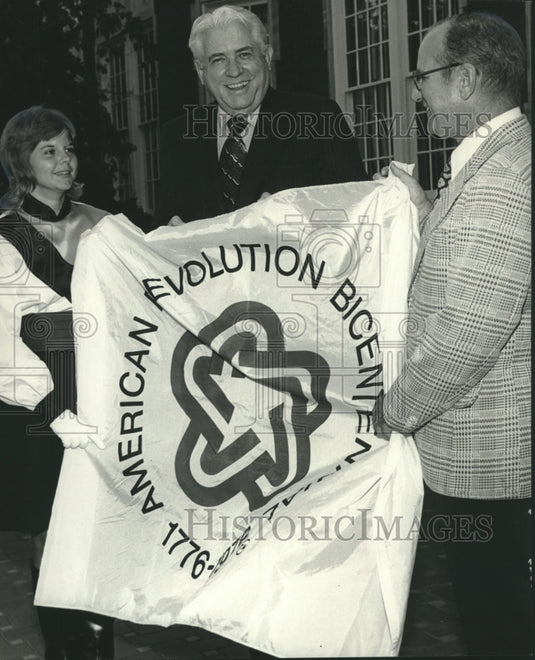 1975 Press Photo Ernest Stone, with others holding a Bicentennial Flag, Alabama - Historic Images