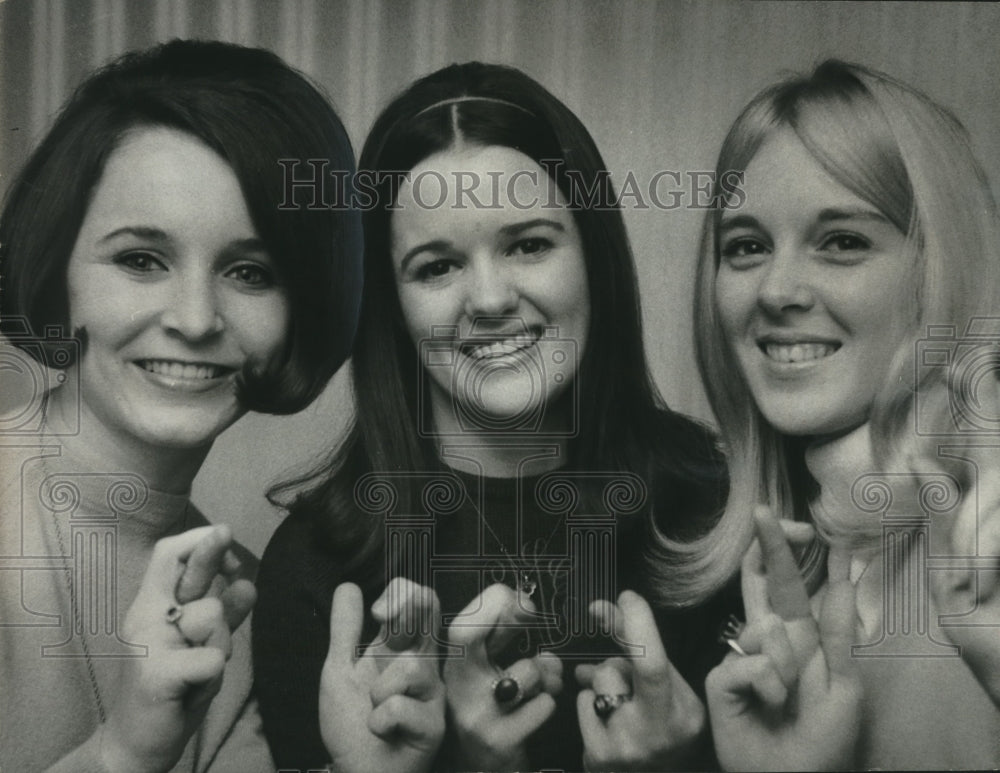 1968 Press Photo Junior Miss Alabama Contestants Pose with Crossed Fingers - Historic Images