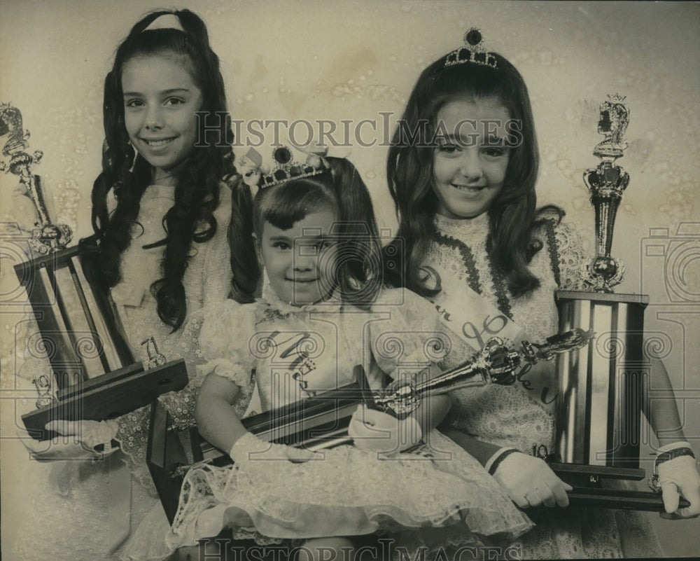 1971 Press Photo Our little Miss and Miss La Petite Contest Winners with Awards - Historic Images