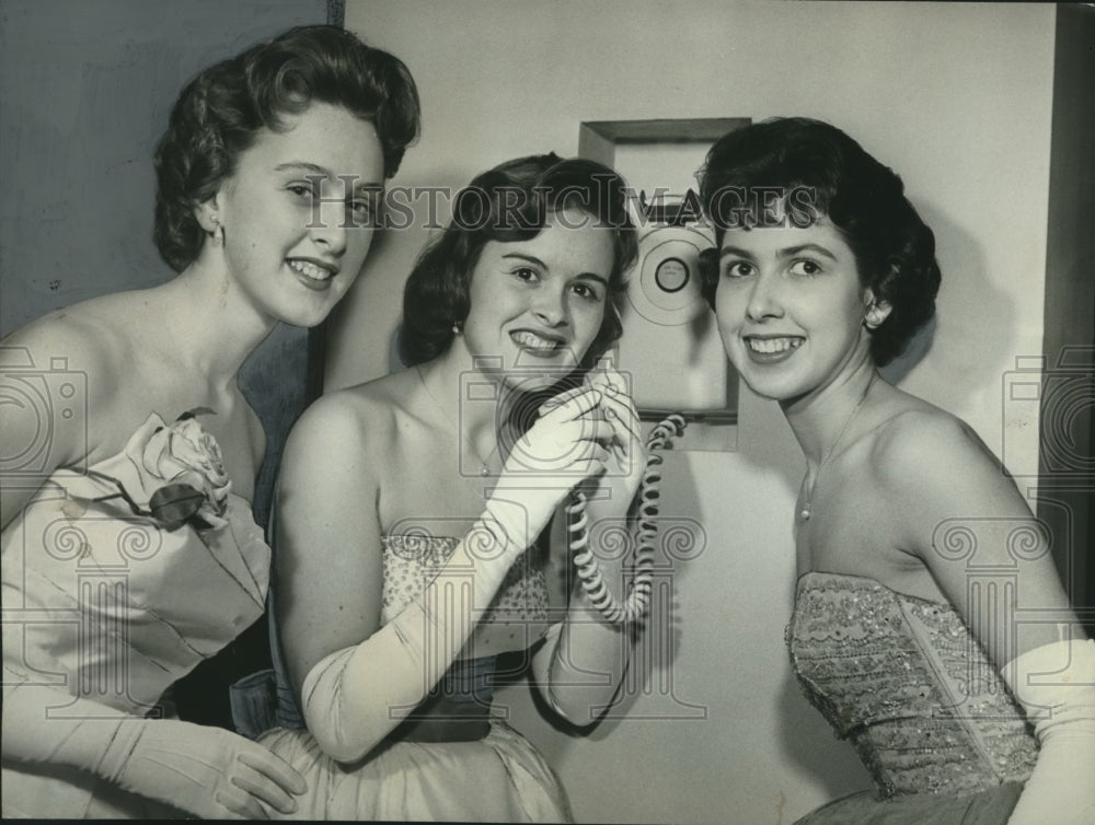 1961 Press Photo Three Junior Miss Alabama Contestants awaiting results on phone - Historic Images