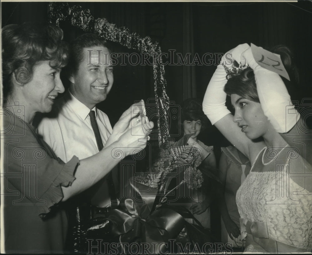 Press Photo Lily May, Ms. Alabama, fixes her crown - abna41811 - Historic Images