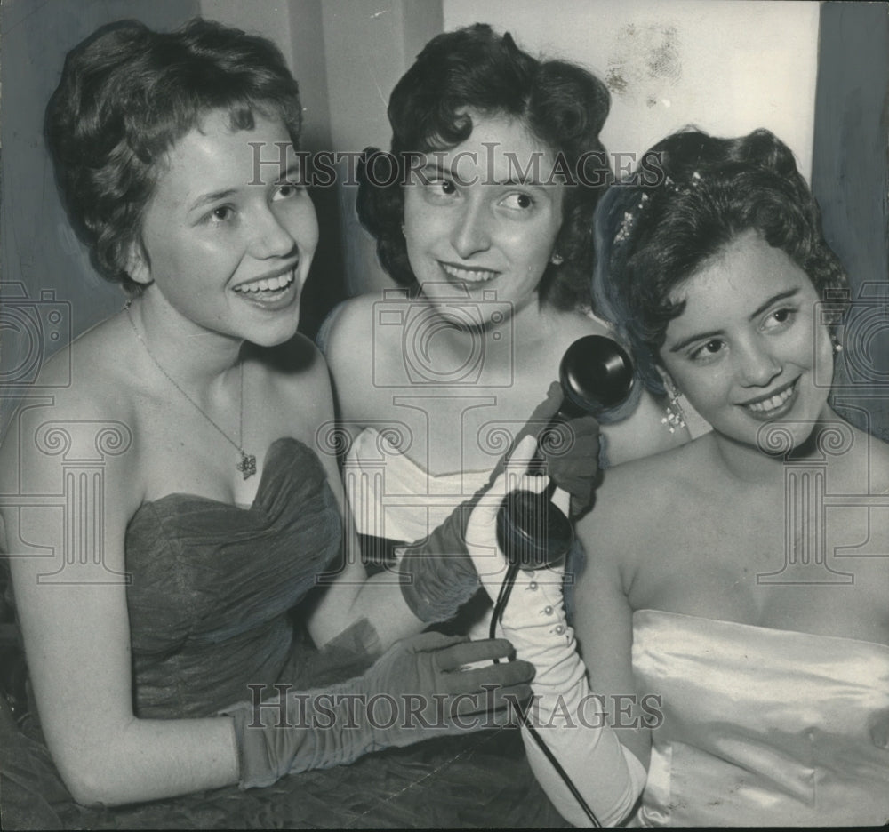 1960 Press Photo Three Contestants of the Junior Miss Alabama Contest await news - Historic Images