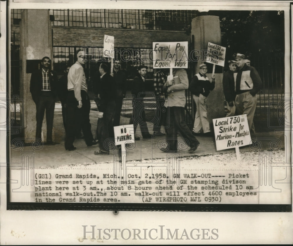 1958 Press Photo Picket Line at Main Gate of General Motors in Michigan - Historic Images